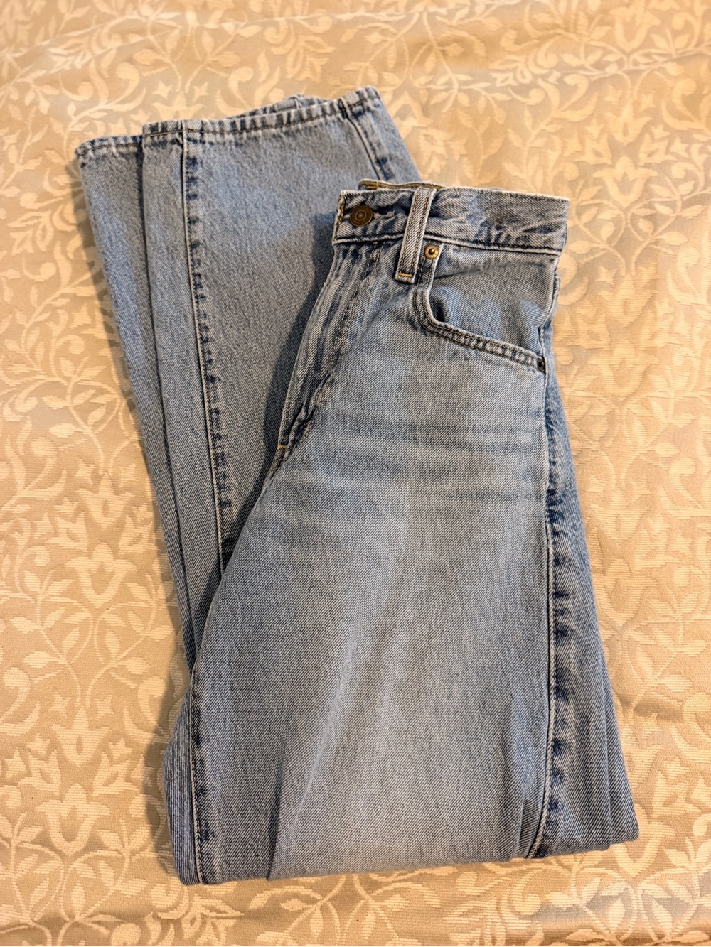 Levis Women's Light Blue High-Rise Denim Jeans